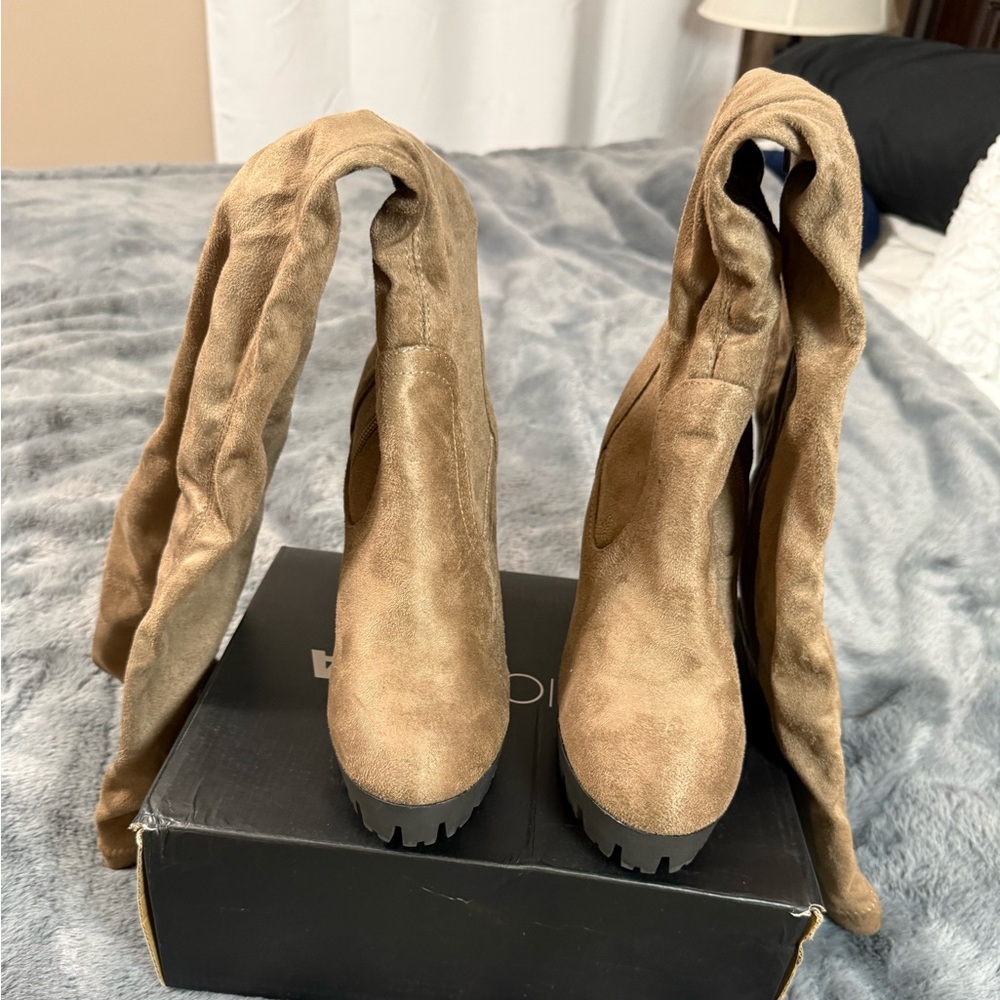Stylish Tan Women's Boots
